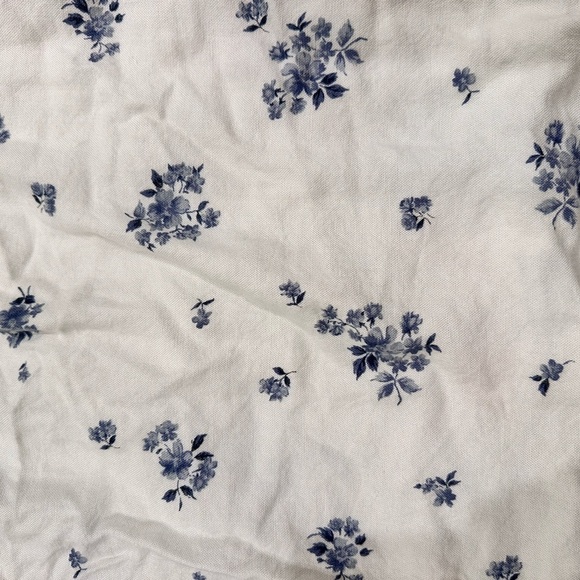 American Eagle Outfitters White Skirt with Blue Floral Design - Picture 2 of 7